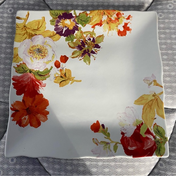 222 Fifth Bouquet Le Fleur Dinner Plates - Picture 1 of 4